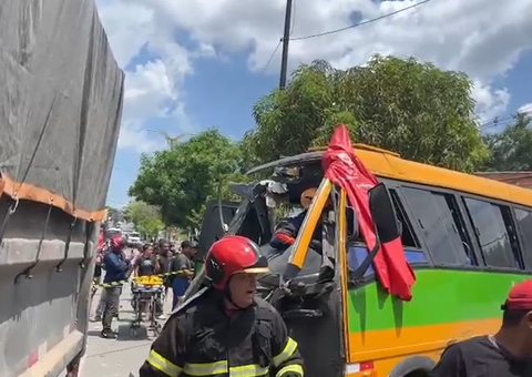 Acidente entre Amarelinho e caçamba deixa ao menos 20 feridos no Nova Cidade; vídeo