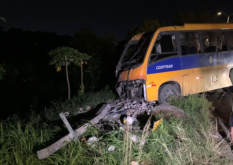 Amarelinho invade calçada e quase cai em barranco durante acidente no Nova Cidade