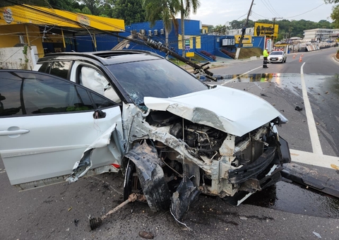 Motorista derruba poste e destrói carro na Avenida do Turismo 