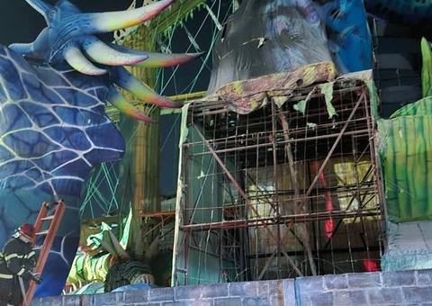 Incêndio atinge galpão do Caprichoso em Parintins