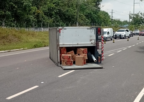 Caminhão baú tomba no meio da Av. Santos Dumont e complica trânsito