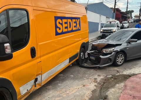 Colisão entre carro e van deixa motorista ferido no Japiim