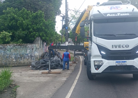 Trânsito é bloqueado na Ephigênio Salles após cabos caírem de carreta