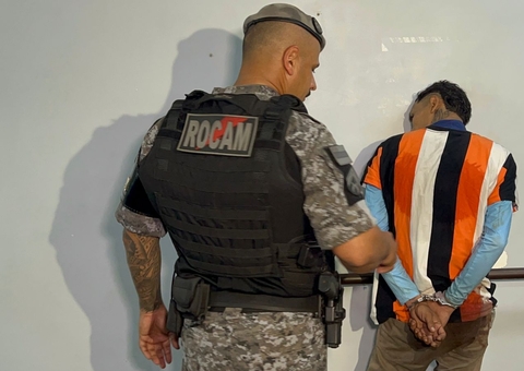 Dupla em fuga cai de moto e é presa com armas após assaltos em Manaus