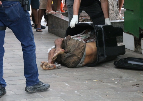 Homem achado morto em lixeira no Centro era catador de latinhas