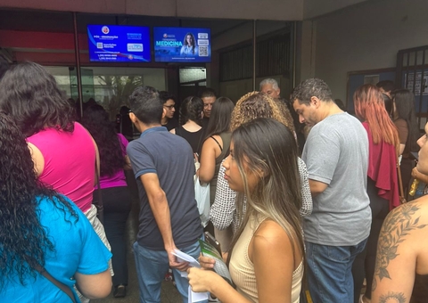 Portões são abertos na Universidade Nilton Lins para aplicação da prova do CNU