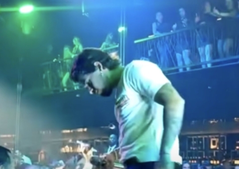 Zé Felipe leva apalpada de fã durante show; vídeo