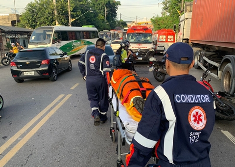Colisão entre carro e motos deixa três feridos no Distrito Industrial