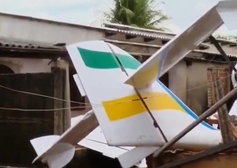 Avião monomotor cai sobre casa em Goiânia; vídeo
