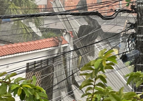 Casa é destelhada durante forte ventania em Manaus