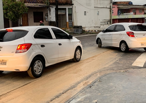 Chuva transforma em lamaçal rua do Japiim danificada por obras da Águas de Manaus