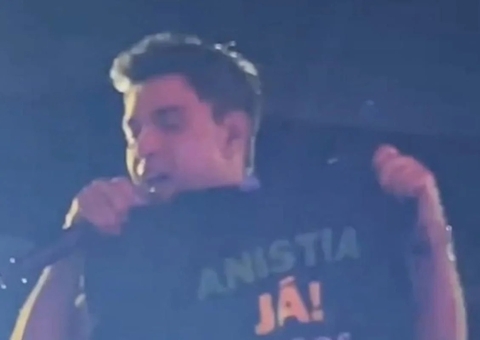 Zezé Di Camargo pede anistia aos presos do 8/1 em show; vídeo