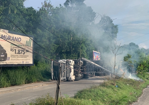 Acidente grave: carreta tomba, derruba poste e causa incêndio em Manaus