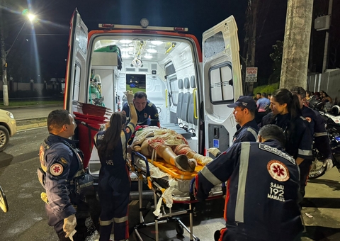 Mulher tem perna esmagada por ônibus após cair da garupa de moto em Manaus