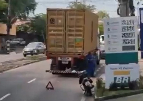 Carreta em pane mecânica deixa trânsito congestionado na avenida Ephigênio Salles; vídeo