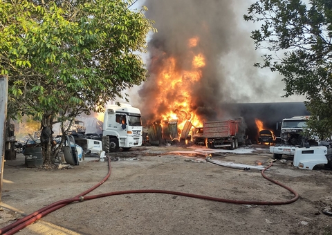 Incêndio destrói depósito de fábrica de colchões e oficina em Manaus; vídeos