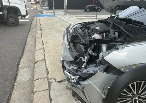 Vídeo: Motorista fura sinal, causa acidente e deixa mulher ferida em Manaus