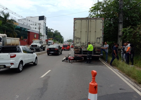 Motociclista colide com traseira de caminhão na Av. Torquato Tapajós