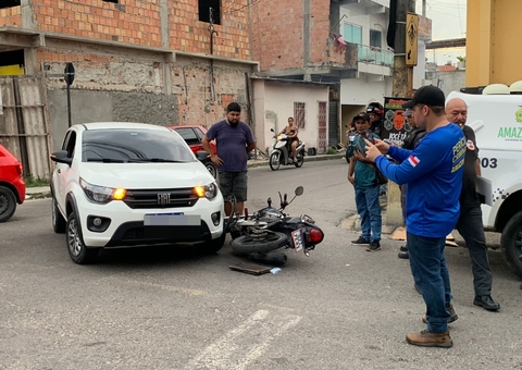 Acidente entre carro e moto deixa mulher ferida na Zona Leste