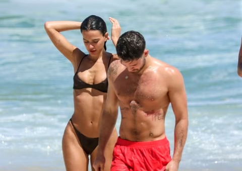 Bruna Marquezine e João Guilherme curtem praia juntos e aumentam rumores de reconciliação