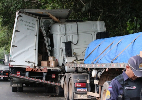 Carreta desgovernada atinge caminhão e picape na Av. do Turismo; dois ficaram feridos 