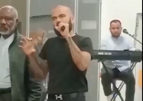 Daniel Alves prega durante culto em igreja da Espanha; vídeo