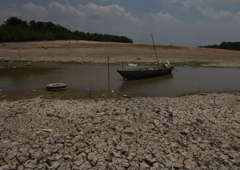 Ribeirinhos sofrem com água escassa e improvisam para sobreviver à vazante do rio; veja fotos