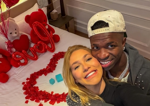 Vini Jr. pede Virginia em namoro com direito a joia e quarto repleto de flores; vídeo