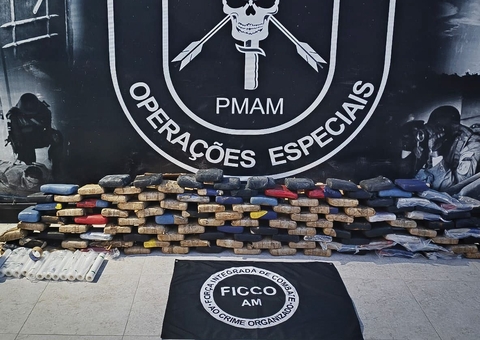 Polícia intercepta carro em supermercado de Manaus e apreende 146 kg de drogas