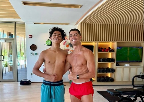 Aos 15, filho de Cristiano Ronaldo ganha carro avaliado em R$ 1,65 milhão