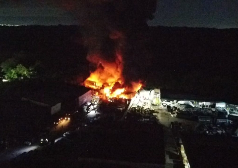 Incêndio de grande proporção atinge fábrica na Av. Autaz Mirim; vídeo