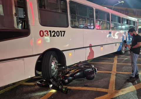 Motocicleta fica presa nas rodas de ônibus em acidente em Manaus