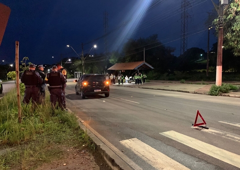 Carro atropela estudantes no Distrito Industrial