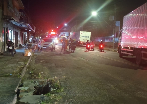 Homem é socorrido após levar choque em fio derrubado por caminhão em Manaus