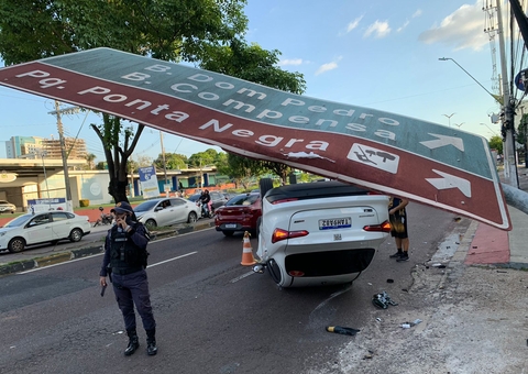 Criança e mais três pessoas ficam feridas após carro capotar na avenida Djalma Batista