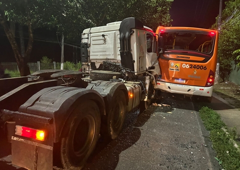 Reboque se rompe e 'cavalinho' atinge ônibus na Av. Rodrigo Otávio
