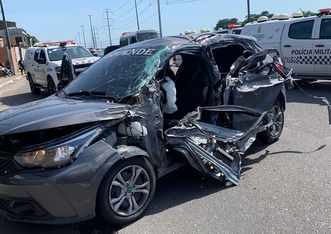 Passageiro morre após carro de app colidir com ônibus no Novo Aleixo