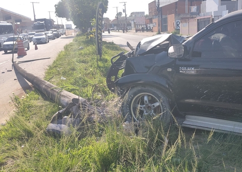 Hilux fica destruída após derrubar poste em avenida no Terra Nova