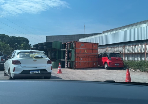 Carreta tomba na Bola da Gillete e deixa trânsito caótico