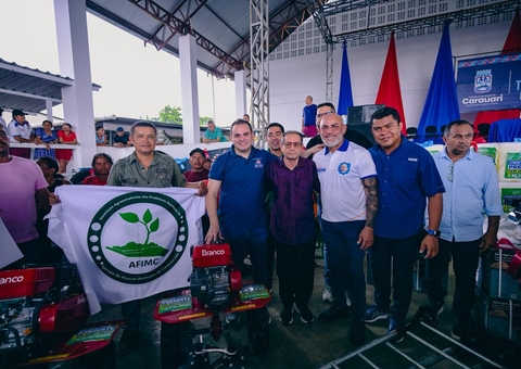 Governo do Amazonas entrega maquinários para produtores rurais em Carauari