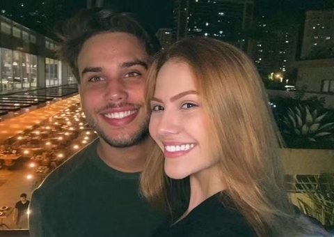 Sarah Poncio e Jonathan Couto viajam para Paris; veja flagra