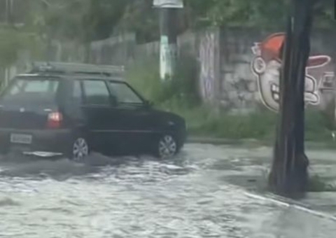 Chuva causa alagamentos e transtornos em diversos bairros de Manaus; vídeo