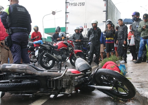 Motociclista de app morre esmagado por caminhão na Av. Torquato Tapajós 