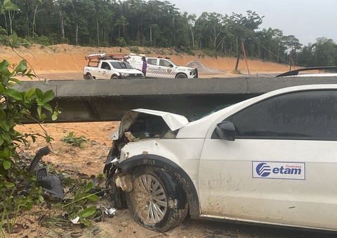 Poste cai sobre veículo na AM-010 e deixa comunidades sem energia; vídeo