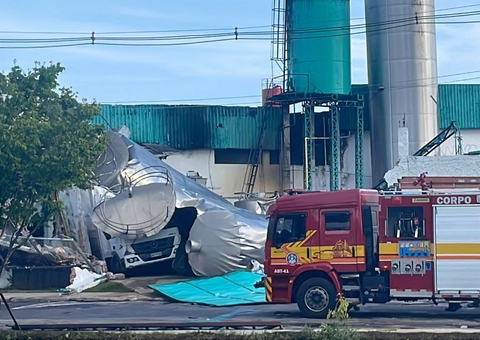 Trabalhador fica ferido com desabamento de tonéis de vinagre na Compensa