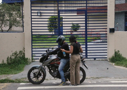 Enem: Candidato corre instantes antes de portão fechar e outra perde a prova em Manaus; vídeo