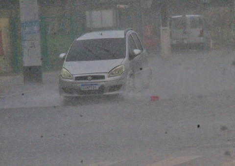 Motoristas se arriscam em ruas alagadas no Centro durante temporal