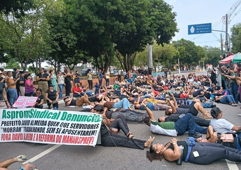 Professores em greve protestam contra reforma da Previdência em Manaus