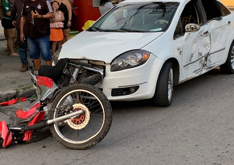 Acidente entre moto e carro deixa militar ferido em Manaus