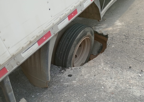 Caminhão despenca em cratera no Japiim um dia após denúncia de moradores